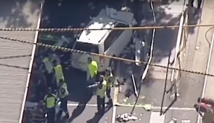 Девять иностранцев пострадали при наезде автомобиля на пешеходов в Мельбурне