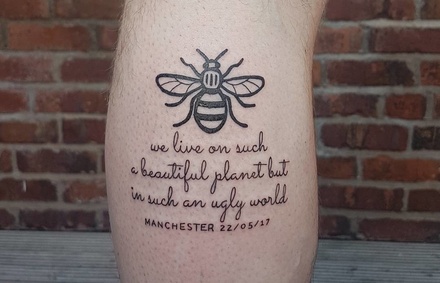 Британцы делают татуировки c «манчестерской пчелой» в поддержку пострадавших при теракте на стадионе