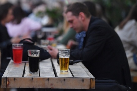 Экономист объяснил отказ части россиян экономить на алкоголе желанием «компенсировать тревожность»