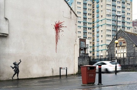 В Великобритании появилось новое граффити Бэнкси ко Дню всех влюблённых