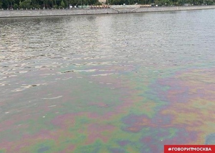 Очевидцы сообщили о загрязнении Москва-реки дизельным топливом