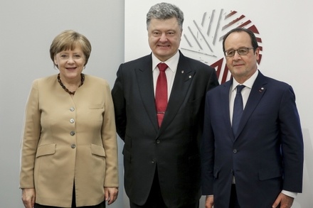 Порошенко, Меркель и Олланд обсудят ситуацию в Донбассе в понедельник