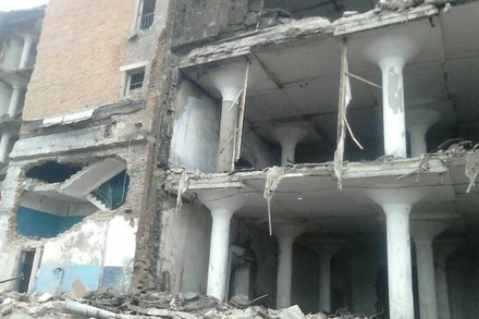 При сносе здания в Краснодаре часть стены рухнула на рабочих