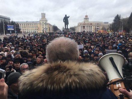 В Кемерове люди вышли на площадь Советов с требованием отставки главы города