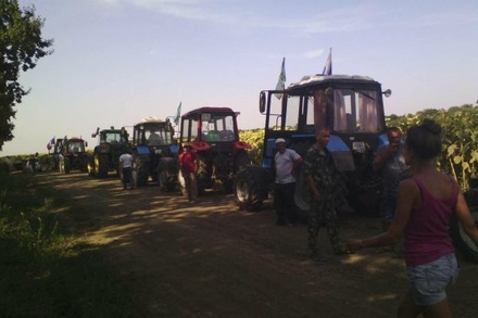Кубанские фермеры отправились в Москву на тракторах