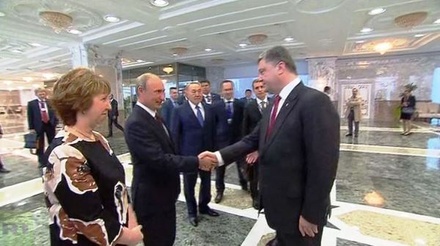 Владимир Путин и Пётр Порошенко обменялись приветствиями в Минске