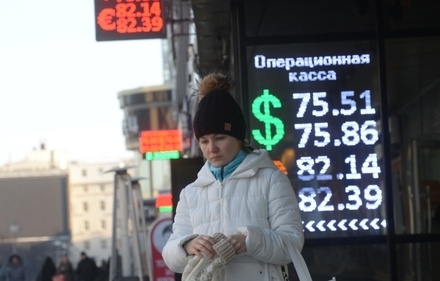 Почти половина граждан России не интересуется курсом доллара
