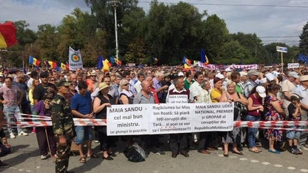 Митингующие в Кишинёве устроили шествие к мэрии города
