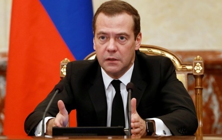 Медведев назвал социальные обязательства приоритетом антикризисного плана 