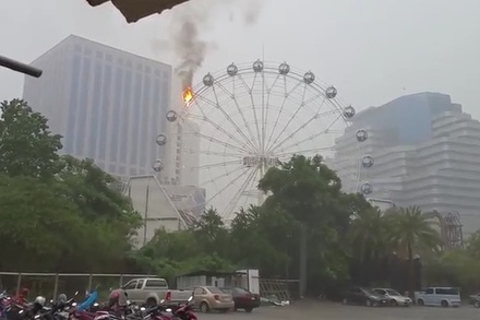 В парке Бангкока на колесе обозрения произошёл пожар