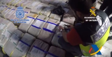 В Испании задержано судно почти с 4 тоннами кокаина