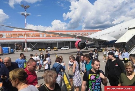 Пассажиры задержанного на 13 часов рейса Azur Air пожаловались на нехватку воды и еды