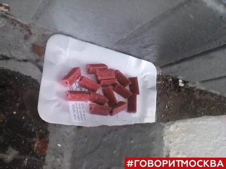 В Строгине работники ЖКХ разбросали крысиный яд у подъезда