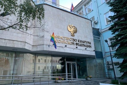 Pussy Riot вывесила радужные флаги на зданиях ФСБ, ВС и администрации президента