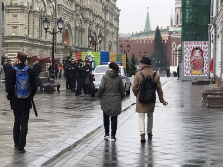 В центре Москвы перекрыли Никольскую улицу из-за бесхозного пакета