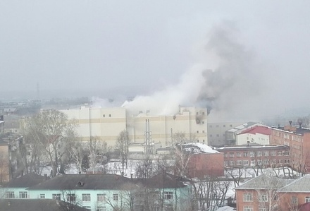 Пожар в ТЦ в Кемерове тушат более 230 человек