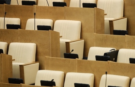 В Госдуме предложили заменить кресла в зале заседаний на деревянные стулья