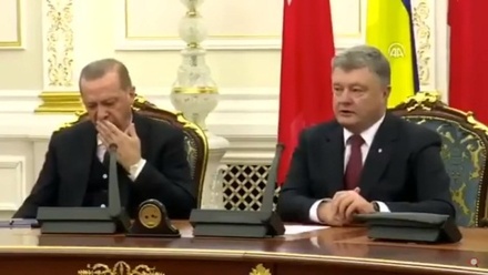 Реджеп Эрдоган заснул на пресс-конференции с Петром Порошенко в Киеве