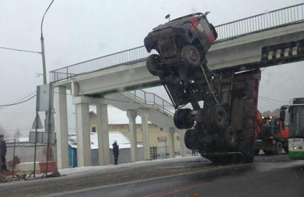 На Калужском шоссе в Москве самосвал кузовом врезался в пешеходный мост
