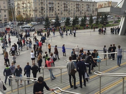 Полиция эвакуирует людей из ТЦ «Метрополис» на севере Москвы
