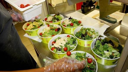 McDonald’s прекратил продажу салатов в 3000 ресторанах США из-за кишечной инфекции