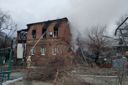 Два человека пропали после крупного пожара в жилом доме в Астрахани