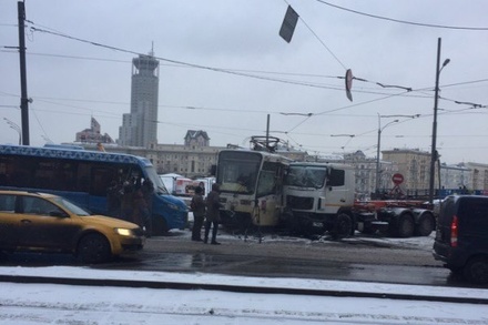 В центре Москвы столкнулись трамвай, грузовик и автобус