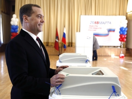 Дмитрий Медведев проголосовал на выборах президента в Москве
