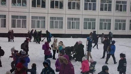Из школы в Москве эвакуировано около 500 человек