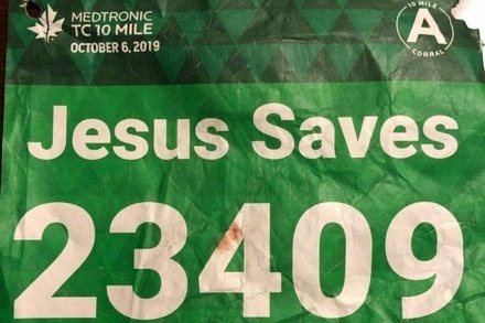 Участник марафона Иисус спас бегуна в майке с надписью «Иисус спасает»