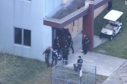 СМИ сообщили об одном погибшем в результате стрельбы в школе во Флориде