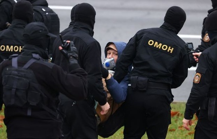 СМИ: силовики применили слезоточивый газ против митингующих в Минске