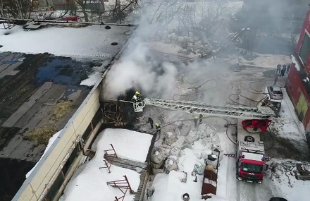 Пожарные потушили возгорание на стекольном заводе в Химках