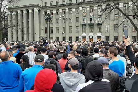 Глава Северной Осетии вышел к митингующим во Владикавказе
