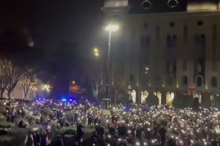 Протестующие в Тбилиси вновь запускают пиротехнику в здание парламента