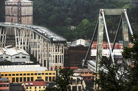 Спасательные работы на месте обрушения моста в Генуе приостановлены