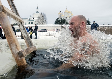 Почти 9 тысяч спасателей обеспечат безопасность крещенских купаний в России
