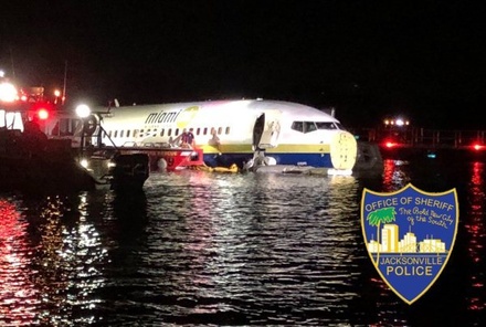 Во Флориде пассажирский Boeing 737 упал в воду