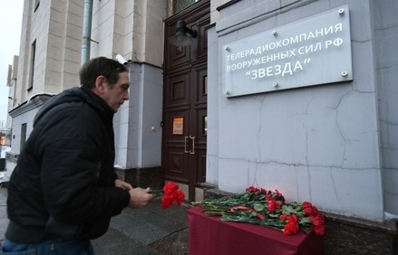 Люди несут цветы к «Останкино» и офису «Звезды» в память о погибших журналистах