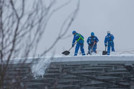 СМИ сообщили об обрушении крыши строящегося катка в подмосковной Истре