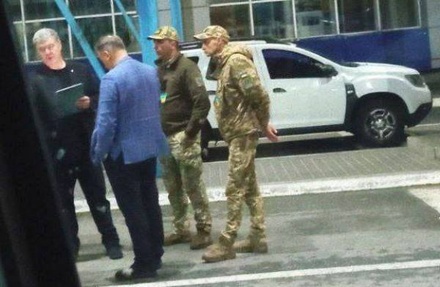 Украинские пограничники не выпустили Петра Порошенко из страны