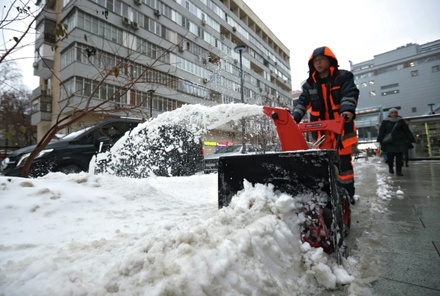 На уборку Москвы от снега вышли больше 135 тысяч работников коммунальных служб