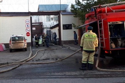 Спасатели тушат пожар в здании УФСИН в Уфе