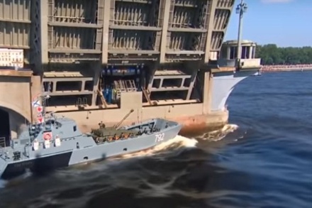 Столкновение катера с опорой моста на параде в Петербурге попало на видео