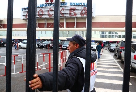 Полицейский рейд против нелегальной миграции проходит в торговом центре «Москва»