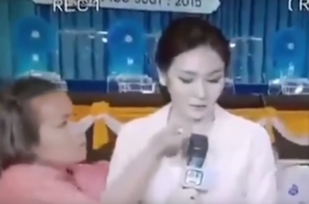 Женщина с отверткой напала на журналистку в эфире тайского ТВ