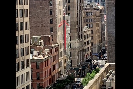 Жительница Нью-Йорка приняла зонт на крыше за самоубийцу и вызвала полицию