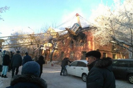 При падении крана на дом в Кирове погиб один человек