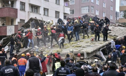 Число жертв обрушения жилого дома в Стамбуле возросло до 17