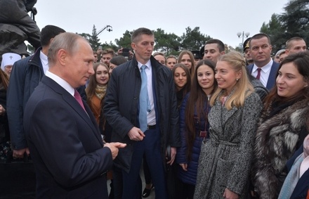 Путин пообещал студентке найти спонсора для издания книги об Александре III